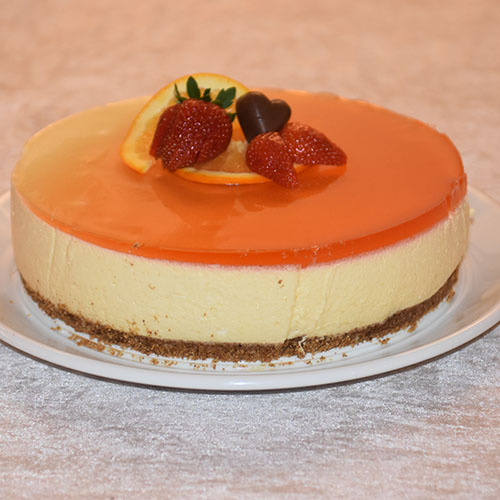 Mangomousse kake etter oppskrift fra Baker Brun Ingredienser: Kjeksbunn: 150 g Havrekjeks 50 g Valnøtter 125 g Smør (smeltet) 1 ts Kanel Magomousse 8 pl Gelatin ½ dl Vann 2 Mango 3 Egg 1 dl Sukker 3 dl Kremfløte 2 små beger Yoghurt mango/melon smak Gelelokk 1 pk Appelsingele 3 dl Vann