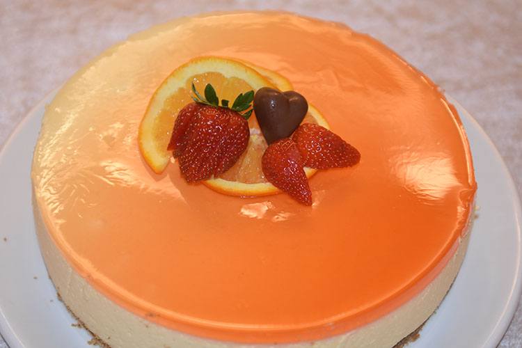 Mangomousse kake etter oppskrift fra Baker Brun Ingredienser: Kjeksbunn: 150 g Havrekjeks 50 g Valnøtter 125 g Smør (smeltet) 1 ts Kanel Magomousse 8 pl Gelatin ½ dl Vann 2 Mango 3 Egg 1 dl Sukker 3 dl Kremfløte 2 små beger Yoghurt mango/melon smak Gelelokk 1 pk Appelsingele 3 dl Vann