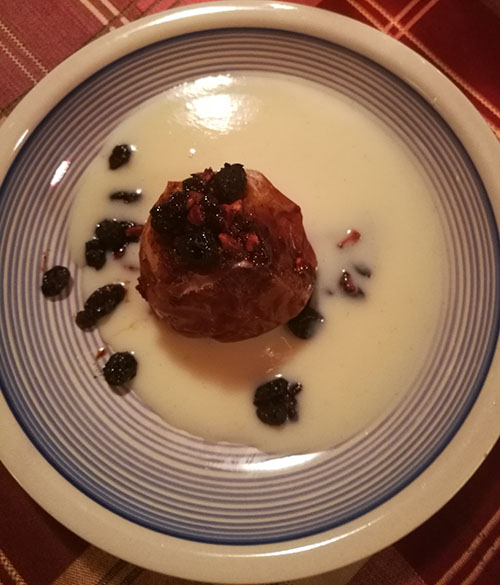 Bakte epler med rosiner og mandler Ingredienser: 4 Epler 80 g Rosiner 50 g Mandler (hakket) 2 ss Smør 1½ ss Sukker 1 – 1½ ts Kanel Vaniljesaus