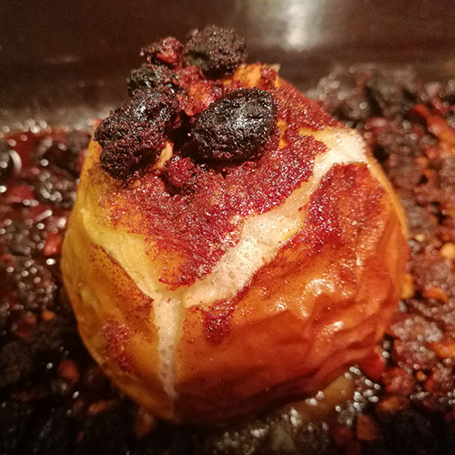 Bakte epler med rosiner og mandler Ingredienser: 4 Epler 80 g Rosiner 50 g Mandler (hakket) 2 ss Smør 1½ ss Sukker 1 – 1½ ts Kanel Vaniljesaus