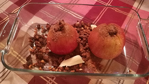 Bakte epler med rosiner og mandler Ingredienser: 4 Epler 80 g Rosiner 50 g Mandler (hakket) 2 ss Smør 1½ ss Sukker 1 – 1½ ts Kanel Vaniljesaus