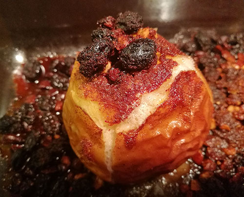 Bakte epler med rosiner og mandler Ingredienser: 4 Epler 80 g Rosiner 50 g Mandler (hakket) 2 ss Smør 1½ ss Sukker 1 – 1½ ts Kanel Vaniljesaus