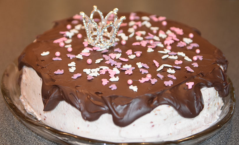 Prinsessekake etter oppskrift fra Baker Brun Ingredienser: Bunn 4 Egg 2 dl Sukker 1 dl Hvetemel 1 dl Potetmel 1 ts Bakepulver Fyll og pynt 4 dl Kremfløte 4 ss Bringebær syltetøy 1 dl Appelsinjuice Topping 2 dl Kremfløte 200 g Kokesjokolade