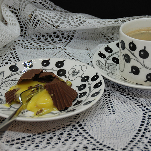 Suksessmakroner etter oppskrift fra Baker Brun Ingredienser: Topping: 200 g Kokesjokolade 15 Muffinsformer Suksesskrem: 1 dl Kremfløte 125 g Sukker 4 Eggeplommer 1 Vaniljestang (2 ts vaniljesukker) 150 g Smør (ekte) Mandelbunn: 500 g Mandler 500 g Sukker 7 Eggehviter