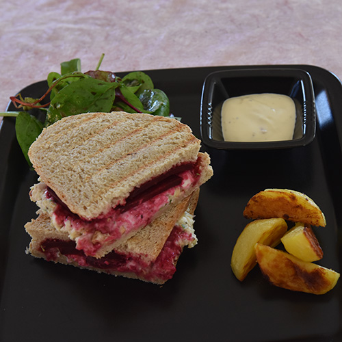 Blings med Rødbeter, Fetaost og hvitløksdipp Ingredienser: 300 g Rødbeter (ca. 3 kokte og skrelte) 1 ss Balsamicoeddik 3 ss Olivenolje 1 kvist Rosmarin 1 fedd Hvitløk ¼ ts Sukker ¼ ts Salt Pepper (nymalt) Fetaostrøre ½ dl Cashewnøtter 2 Sjalottløk 200 g Fetaost 75 g Smøreost (naturell) 2 ss Persille (finhakket) ½ ts Salt Pepper (nymalt) Hvitløksdipp: ½ dl Majones, for oppskrift trykk HER 2 ss Rømme (lett) 1 fedd Hvitløk 1 ss Sitronsaft (nypresset) Pepper (nymalt) 4 skiver Brød