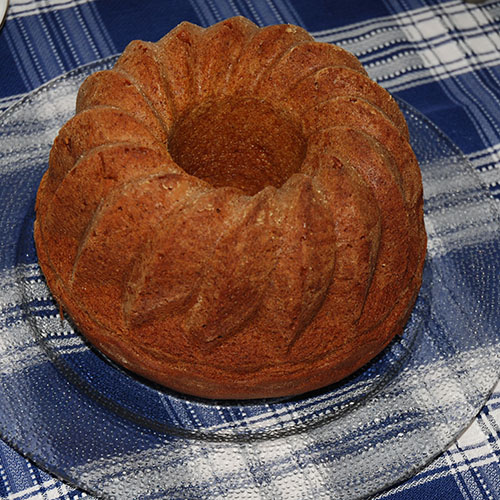 Farmors Krydderkake Ingredienser: 175 g Margarin 175 g Sukker 2 Egg 1 ss Kanel 1 ts Nellik 1 ts Ingefær 2ss Korinter 2 ss Sukat (hakket) 2 ss Pomeranskall (hakket) 1 ss Cocktailbær (hakket) ½ dl Hasselnøtter (hakket) 250 g Hvetemel 1 ½ ts Bakepulver