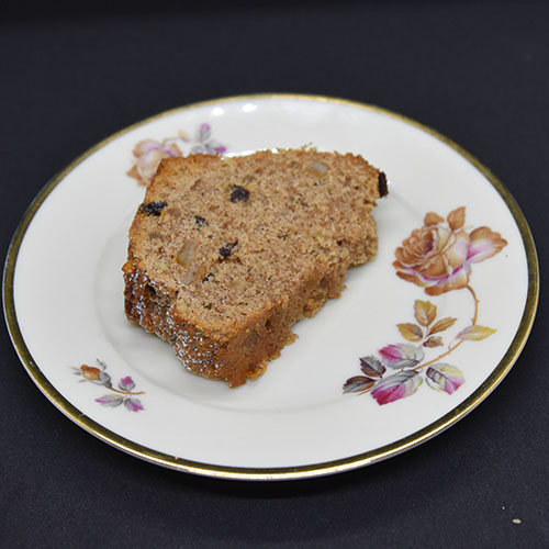 Farmors Krydderkake Ingredienser: 175 g Margarin 175 g Sukker 2 Egg 1 ss Kanel 1 ts Nellik 1 ts Ingefær 2ss Korinter 2 ss Sukat (hakket) 2 ss Pomeranskall (hakket) 1 ss Cocktailbær (hakket) ½ dl Hasselnøtter (hakket) 250 g Hvetemel 1 ½ ts Bakepulver