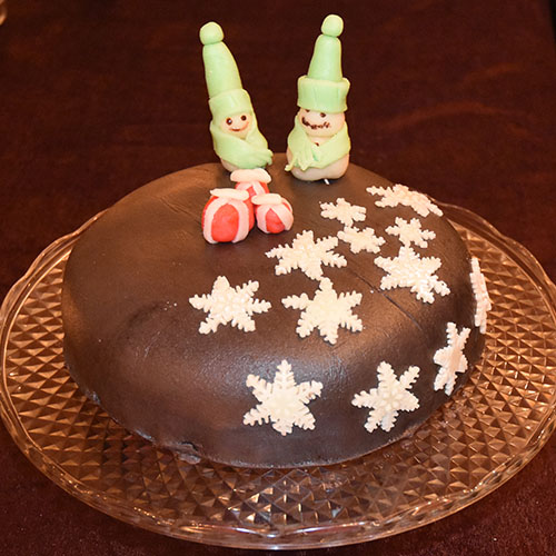 Marsipankake med snømenn, pakker og snøfnugg : Bunn (Favorittkake): 2 Egg 180 g Sukker 125 g Hvetemel 1 ½ ts Bakepulver 2 ts Vaniljesukker 1 dl Kokende vann Fyll: Vaniljekrem Kremfløte Bringebærsyltetøy PYNT: Marsipan Koditorfarge og - glitter