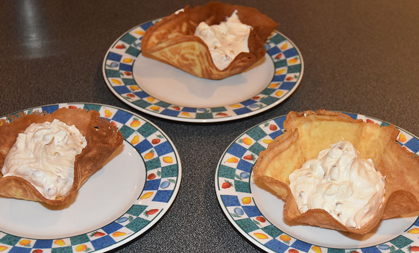 Krumkaker Ingredienser: 2 Egg 125 g Margarin 125 g Sukker 125 g Hvetemel 1 ts Vaniljesukker 1 dl Kaldt vann