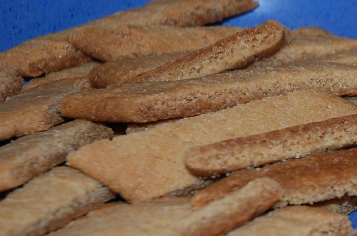 Kolakaker Ingredienser 200 g Smør (romtemperert) 200 g Sukker 1½ ss Sirup 2 ts Natron 2 ts Vaniljesukker 300 g Hvetemel