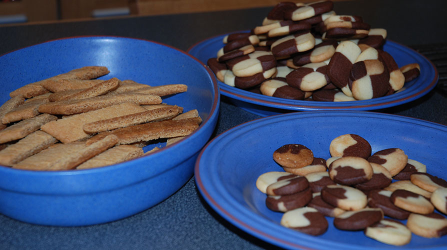 Kolakaker Ingredienser 200 g Smør (romtemperert) 200 g Sukker 1½ ss Sirup 2 ts Natron 2 ts Vaniljesukker 300 g Hvetemel