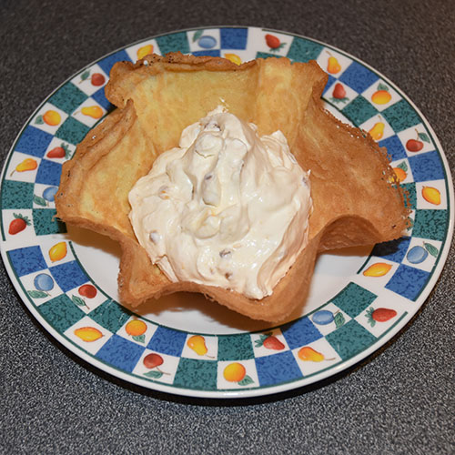 Krumkaker Ingredienser: 2 Egg 125 g Margarin 125 g Sukker 125 g Hvetemel 1 ts Vaniljesukker 1 dl Kaldt vann