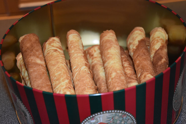 Krumkaker Ingredienser: 2 Egg 125 g Margarin 125 g Sukker 125 g Hvetemel 1 ts Vaniljesukker 1 dl Kaldt vann