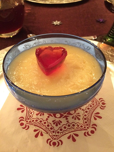 Mandelkjernepudding Ingredienser 8 dl H-melk (laktosefri) (alt. 5 melk og 3 fløte) 60 g Maisenna 2 ss Sukker 1 ts Vaniljesukker 2 Egg 50 g Mandler 3 Mandeldråper