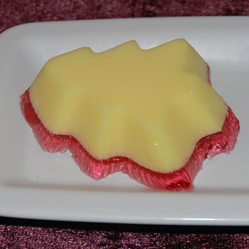 Mandelkjernepudding Ingredienser 8 dl H-melk (laktosefri) (alt. 5 melk og 3 fløte) 60 g Maisenna 2 ss Sukker 1 ts Vaniljesukker 2 Egg 50 g Mandler 3 Mandeldråper