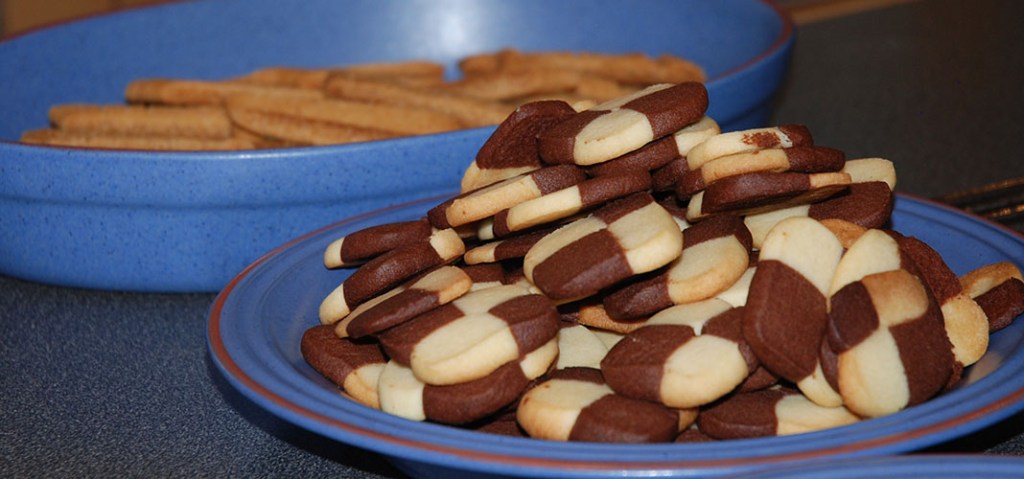 Sjakkruter Ingredienser: 4 ½ dl Hvetemel 1½ dl Sukker 200 g Margarin 1 ts Vaniljesukker 2 ss Kakao