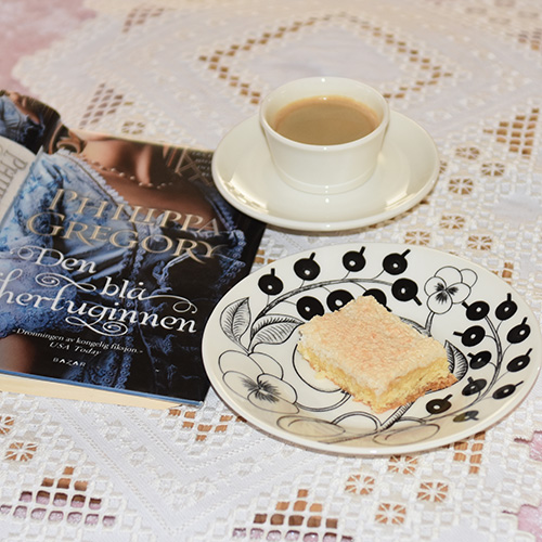 Gregory, Philippa (2011) «Den blå hertuginnen», Bazar og mormors Kokosruter Ingredienser: Bunn: 100 g Smør 2 Eggeplommer 1 Egg 1½ dl Sukker 2 dl Hvetemel 1 ts Bakepulver Kokostipping: 2 Eggehviter 1 dl Sukker 2 dl Kokosmasse