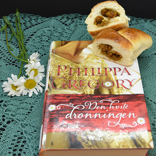 Tacohorn Ingredienser 1 porsjon Horn (trykk her for oppskrift) 400 g Kjøttdeig 2 ts Spisskummen 2 ts Paprikapulver 2 ts Koriander 2 ts Gurkemeie 1 ts Hvitløkspulver 1 ts Salt ½ ts Kajennepepper 3 dl Vann 2 Tomater eller Tacosaus (ca. ½ glass) 32 skiver Hvitost