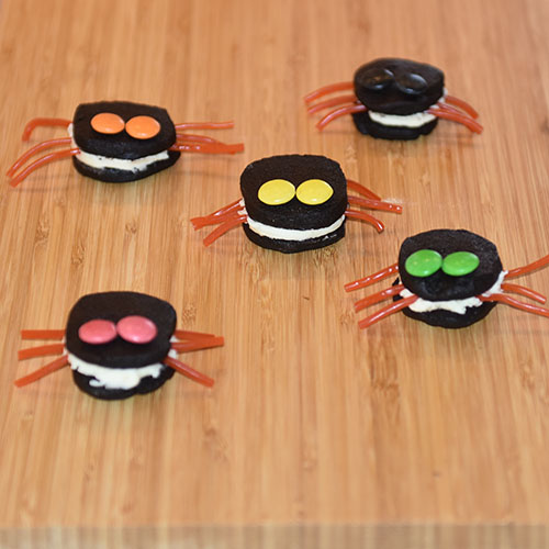 Edderkoppkjeks II  Ingredienser:  225 g	Smør (smeltet og avkjølt) 150 g	Sukker 1 ts	Vaniljeekstrakt (-sukker) 200 g	Kokesjokolade (smeltet og avkjølt) 1	Egg 200 g	Hvetemel 100 g	Kakao 1 ts	Salt ½ ts	Bakepulver  Fyll: 100 g	Smør (mykt) 4 dl	Melis 1 ss	Melk 1 ts	Vaniljeekstrakt (-sukker) 1 knivsodd	Salt