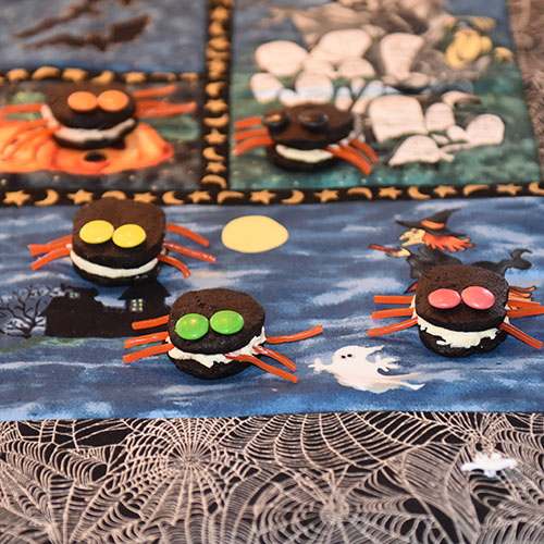 Edderkoppkjeks II Ingredienser: 225 g Smør (smeltet og avkjølt) 150 g Sukker 1 ts Vaniljeekstrakt (-sukker) 200 g Kokesjokolade (smeltet og avkjølt) 1 Egg 200 g Hvetemel 100 g Kakao 1 ts Salt ½ ts Bakepulver Fyll: 100 g Smør (mykt) 4 dl Melis 1 ss Melk 1 ts Vaniljeekstrakt (-sukker) 1 knivsodd Salt