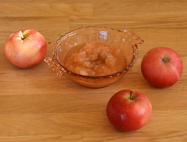 Eplemos Ingredienser: 1 kg Epler (skrelte og delte) ½ dl Vann ½ -3 dl Sukker