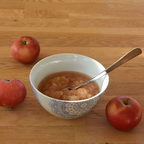 Eplemos Ingredienser: 1 kg Epler (skrelte og delte) ½ dl Vann ½ -3 dl Sukker