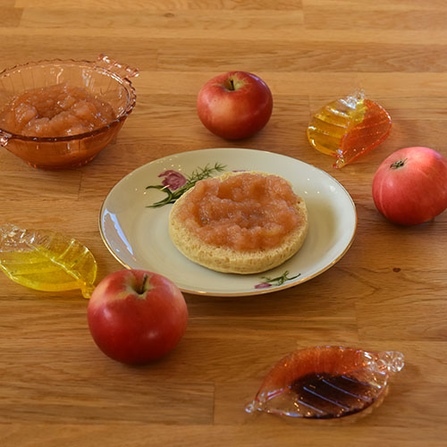 Eplemos Porsjoner Tid Eplemos Ingredienser: 1 kg Epler (skrelte og delte) ½ dl Vann ½ -3 dl Sukker Vanskelighetsgrad ¾ - 1 liter Enkel Ingredienser: 1 kg Epler (skrelte og delte) ½ dl Vann ½ -3 dl Sukker