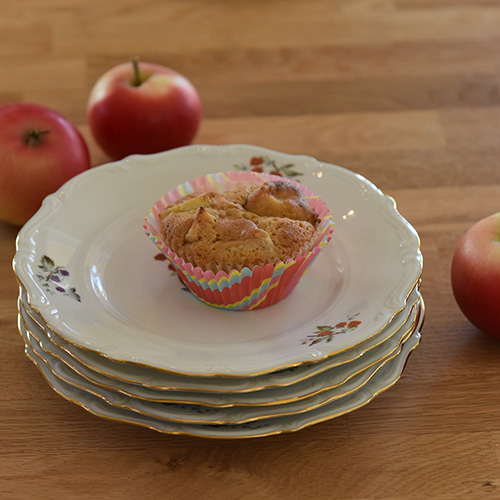 Eplemuffins etter oppskrift fra Baker Brun (2018)«Våre beste oppskrifter. 125 år med tradisjonsbakst» (side 95) Ingredienser 100 g Smør 2 Epler 1 ts Kanel (malt) 2 Egg 1 ½ dl Sukker 1 ½ dl Hvetemel 1 dl Havremel 1 ts Bakepulver Muffinsformer