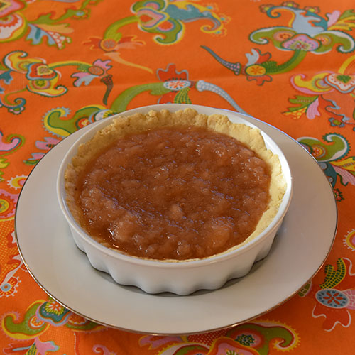 Eplepai - enkel Ingredienser: Paibunnen: 150 g Smør ⅓ cup Sukker (0.8 dl) ½ ts Vaniljeekstrakt 1 Egg 2 cups Hvetemel (5.5 dl) ½ ts Bakepulver 1 knivsodd Salt Fyll & Tilbeør 3 - 4 dl Eplemos 2 ½ dl Vaniljesaus