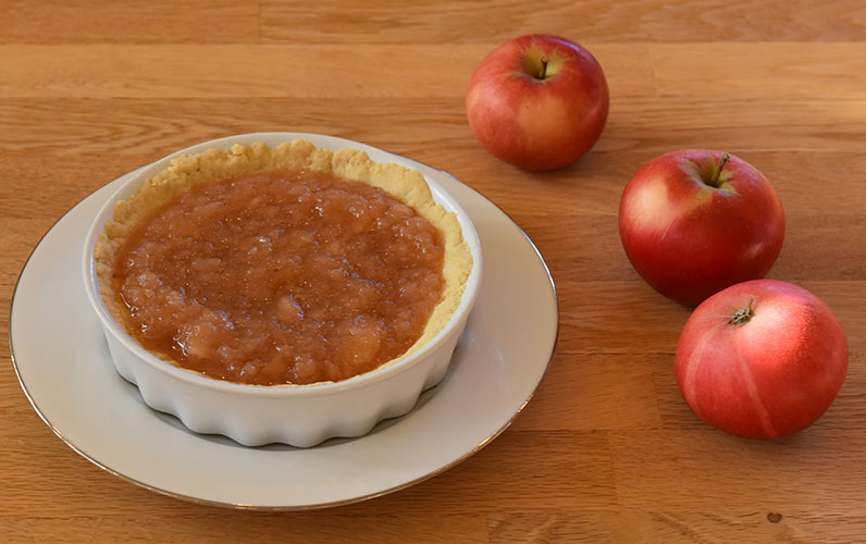 Eplepai - enkel Ingredienser: Paibunnen: 150 g Smør ⅓ cup Sukker (0.8 dl) ½ ts Vaniljeekstrakt 1 Egg 2 cups Hvetemel (5.5 dl) ½ ts Bakepulver 1 knivsodd Salt Fyll & Tilbeør 3 - 4 dl Eplemos 2 ½ dl Vaniljesaus
