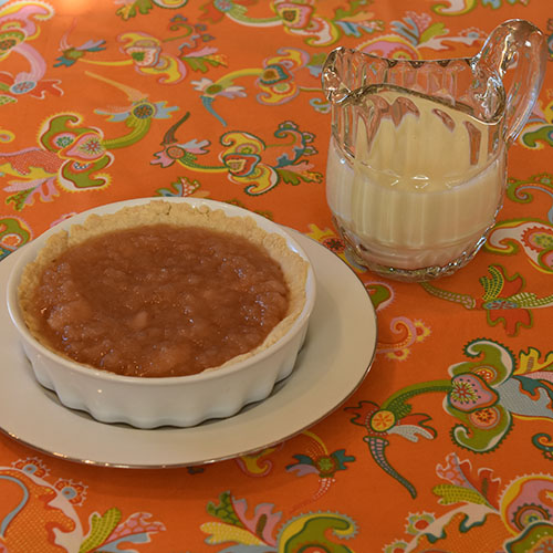 Eplepai - enkel Ingredienser: Paibunnen: 150 g Smør ⅓ cup Sukker (0.8 dl) ½ ts Vaniljeekstrakt 1 Egg 2 cups Hvetemel (5.5 dl) ½ ts Bakepulver 1 knivsodd Salt Fyll & Tilbeør 3 - 4 dl Eplemos 2 ½ dl Vaniljesaus