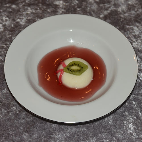 Halloween dessert med av semulegrøt og rødsaus Ingredienser: Grøt: 6 ss Semulegryn 1 l Melk 2 ss Sukker 4 Mandeldråper Tykk rød saus (nesten grøt) Rød saus 6 dl Saft (utblandet men sterk) 4 ts Potetmel Pynt 1 Kiwi Rød pyntegele