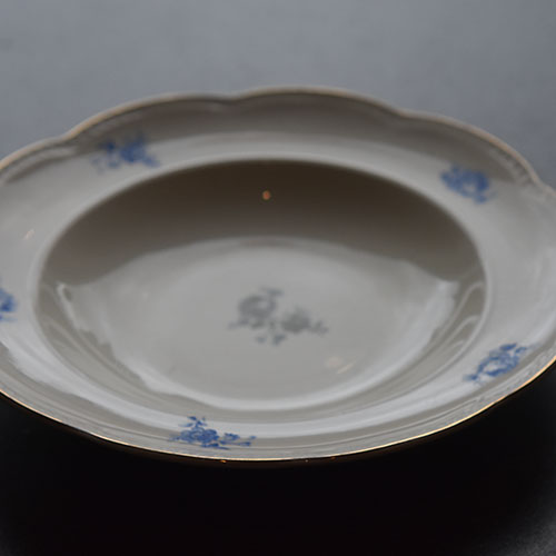 Halloween dessert med av semulegrøt og rødsaus Ingredienser: Grøt: 6 ss Semulegryn 1 l Melk 2 ss Sukker 4 Mandeldråper Tykk rød saus (nesten grøt) Rød saus 6 dl Saft (utblandet men sterk) 4 ts Potetmel Pynt 1 Kiwi Rød pyntegele