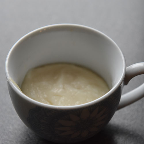 Halloween dessert med av semulegrøt og rødsaus Ingredienser: Grøt: 6 ss Semulegryn 1 l Melk 2 ss Sukker 4 Mandeldråper Tykk rød saus (nesten grøt) Rød saus 6 dl Saft (utblandet men sterk) 4 ts Potetmel Pynt 1 Kiwi Rød pyntegele