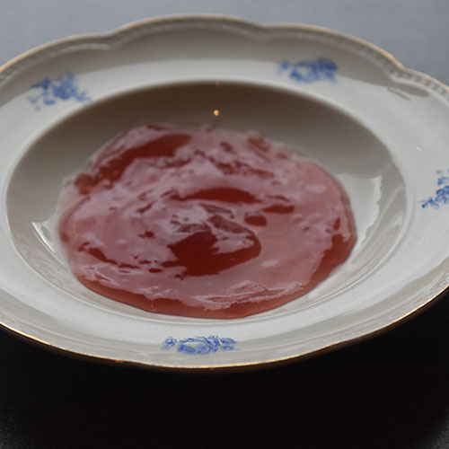 Halloween dessert med av semulegrøt og rødsaus Ingredienser: Grøt: 6 ss Semulegryn 1 l Melk 2 ss Sukker 4 Mandeldråper Tykk rød saus (nesten grøt) Rød saus 6 dl Saft (utblandet men sterk) 4 ts Potetmel Pynt 1 Kiwi Rød pyntegele