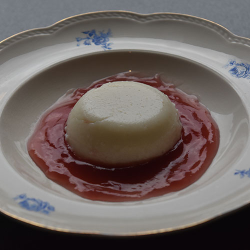 Halloween dessert med av semulegrøt og rødsaus Ingredienser: Grøt: 6 ss Semulegryn 1 l Melk 2 ss Sukker 4 Mandeldråper Tykk rød saus (nesten grøt) Rød saus 6 dl Saft (utblandet men sterk) 4 ts Potetmel Pynt 1 Kiwi Rød pyntegele