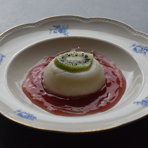 Halloween dessert med av semulegrøt og rødsaus Ingredienser: Grøt: 6 ss Semulegryn 1 l Melk 2 ss Sukker 4 Mandeldråper Tykk rød saus (nesten grøt) Rød saus 6 dl Saft (utblandet men sterk) 4 ts Potetmel Pynt 1 Kiwi Rød pyntegele