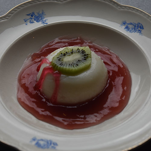 Halloween dessert med av semulegrøt og rødsaus Ingredienser: Grøt: 6 ss Semulegryn 1 l Melk 2 ss Sukker 4 Mandeldråper Tykk rød saus (nesten grøt) Rød saus 6 dl Saft (utblandet men sterk) 4 ts Potetmel Pynt 1 Kiwi Rød pyntegele