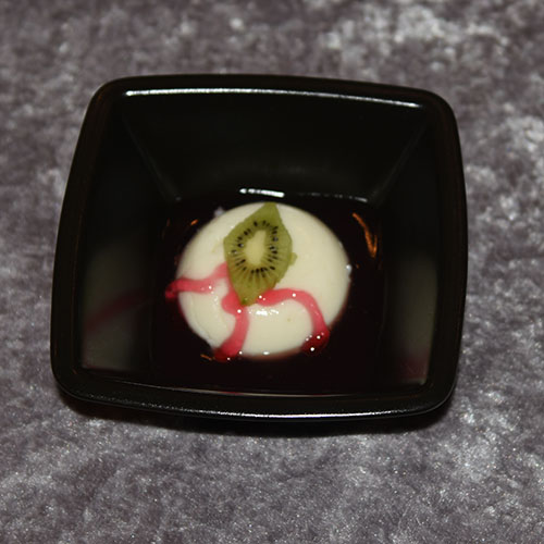 Halloween dessert med av semulegrøt og rødsaus Ingredienser: Grøt: 6 ss Semulegryn 1 l Melk 2 ss Sukker 4 Mandeldråper Tykk rød saus (nesten grøt) Rød saus 6 dl Saft (utblandet men sterk) 4 ts Potetmel Pynt 1 Kiwi Rød pyntegele