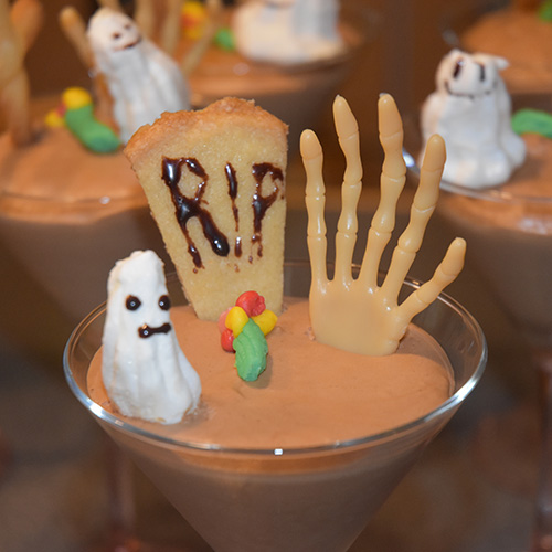 Sjokolademousse   Ingredienser  3 plater  	Gelatin 150 g	Kokesjokolade  4 ss	Kaffe (sterk) 3 ss	Sukker  2 	Egg (delte) 3 dl	Kremfløte