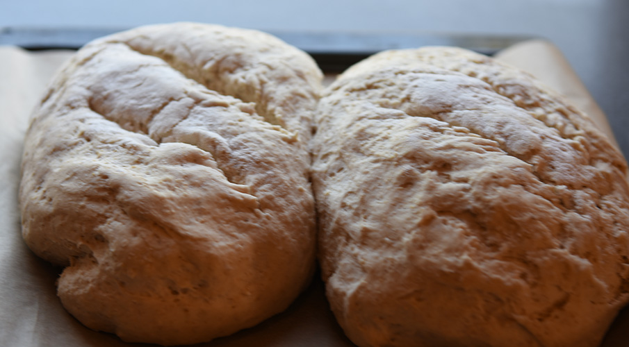 Havregrynsbrød Ingredienser: 1 pk Gjær 10 dl Vann 1 ss Salt 1 dl Havrekli 4 dl Havregryn 20 dl Hvetemel