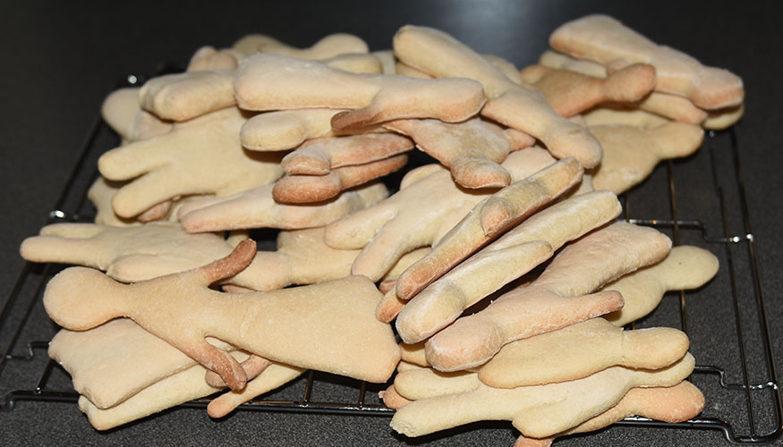 Kakemenn etter oppskrift fra Baker Brun Ingredienser: 750 g Sukker ½ l Vann (lunkent) 1 ss Hornsalt 1 ts Vaniljesukker Ca. 1 kg Hvetemel