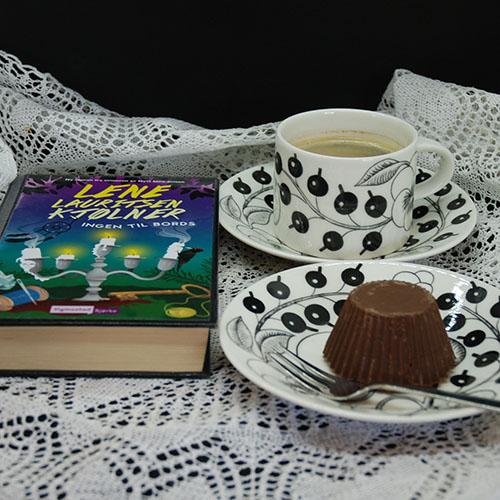 Kjølner, Lena Lauritsen (2017) «Ingen til bords» Vigmostad & Bjørke, og Suksessmakroner etter oppskrift fra Baker Brun Ingredienser: Topping: 200 g Kokesjokolade 15 Muffinsformer Suksesskrem: 1 dl Kremfløte 125 g Sukker 4 Eggeplommer 1 Vaniljestang (2 ts vaniljesukker) 150 g Smør (ekte) Mandelbunn: 500 g Mandler 500 g Sukker 7 Eggehviter