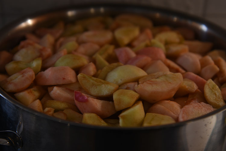 Eplemos Ingredienser: 1 kg Epler (skrelte og delte) ½ dl Vann ½ -3 dl Sukker