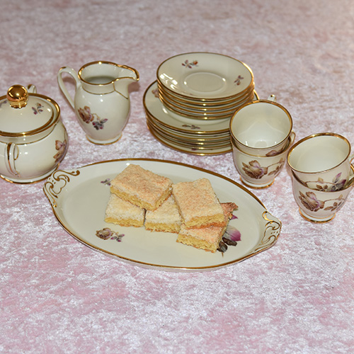 Kokosruter Ingredienser: Bunn: 100 g Smør 2 Eggeplommer 1 Egg 1½ dl Sukker 2 dl Hvetemel 1 ts Bakepulver Kokostipping: 2 Eggehviter 1 dl Sukker 2 dl Kokosmasse