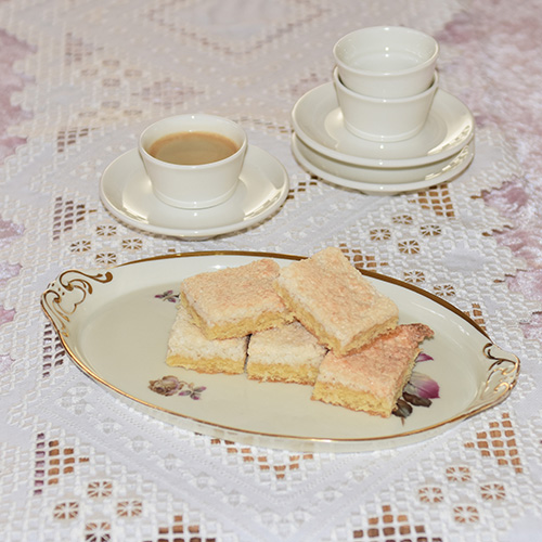 Kokosruter Ingredienser: Bunn: 100 g Smør 2 Eggeplommer 1 Egg 1½ dl Sukker 2 dl Hvetemel 1 ts Bakepulver Kokostipping: 2 Eggehviter 1 dl Sukker 2 dl Kokosmasse