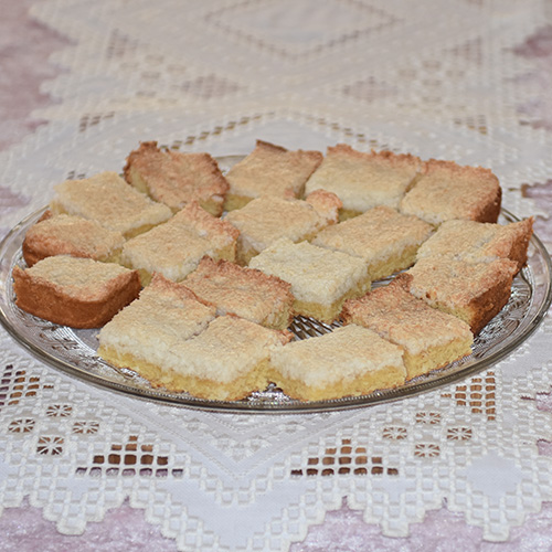 Kokosruter Ingredienser: Bunn: 100 g Smør 2 Eggeplommer 1 Egg 1½ dl Sukker 2 dl Hvetemel 1 ts Bakepulver Kokostipping: 2 Eggehviter 1 dl Sukker 2 dl Kokosmasse