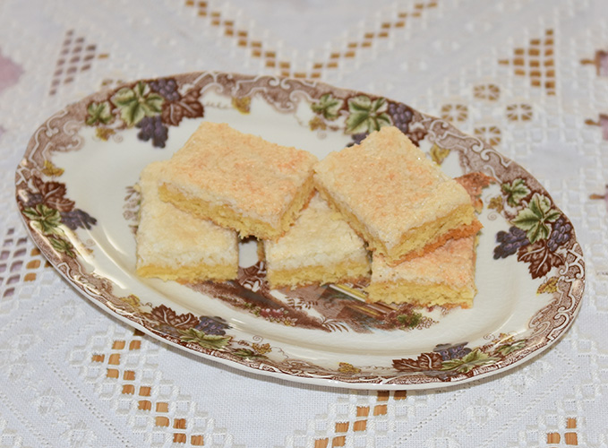 Kokosruter Ingredienser: Bunn: 100 g Smør 2 Eggeplommer 1 Egg 1½ dl Sukker 2 dl Hvetemel 1 ts Bakepulver Kokostipping: 2 Eggehviter 1 dl Sukker 2 dl Kokosmasse