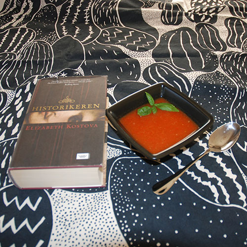 Kostova Elizabeth (2005) Historikeren. DAMM og Rød paprika suppe med chili Ingredienser: 250 g Paprika (rød e, 2 stk) 1 Løk (hakket) 2 fedd Hvitløk (knust) ½ Chili (rød) 3 dl Tomater (flådd og hakket) 6 dl Grønsakskraft (eller buljong) 2 ts Basilikum (hakket) Salt og pepper