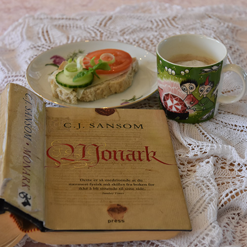 Sansom, C.J. (2010) «Monark». Press og Havregrynsbrød Havregrynsbrød Ingredienser: 1 pk Gjær 10 dl Vann 1 ss Salt 1 dl Havrekli 4 dl Havregryn 20 dl Hvetemel